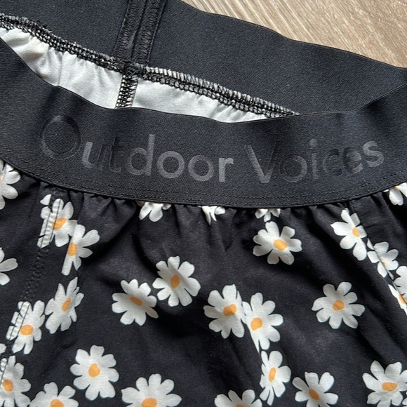 Outdoor Voices Relay 3” shorts, black and daisy print - Picture 2 of 4